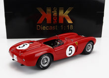 Modellino di auto da corsa Ferrari in scala 1:18 in metallo pressofuso rosso con il numero 5, disponibile sulla piattaforma Vroomi.