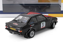 Modellino di auto da rally nera in scala 1/18 con adesivi da corsa, disponibile per i collezionisti su Vroomi.