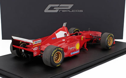 Modellino di auto da corsa Ferrari Formula 1 rossa con pneumatici Goodyear su espositore nero, disponibile tramite Vroomi.