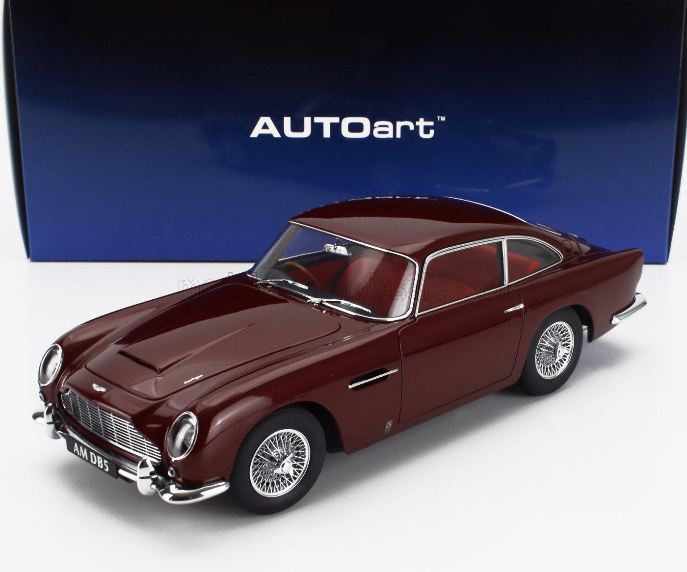 Modellino AUTOart Aston Martin DB5 color marrone con dettagli cromati e cerchi a raggi, disponibile su Vroomi.