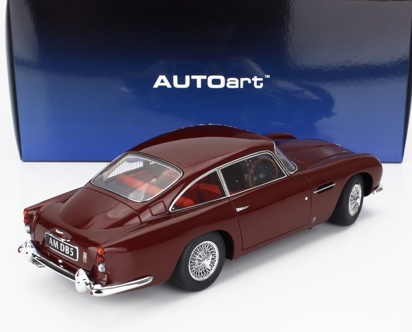 Modello AUTOart Aston Martin DB5 color marrone con ruote a raggi e interni dettagliati, venduto da Vroomi.