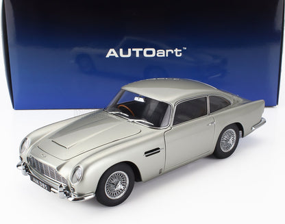 Modellino in argento dell'Aston Martin DB5 con cerchi a raggi esposto davanti alla scatola blu AUTOart, disponibile su Vroomi.