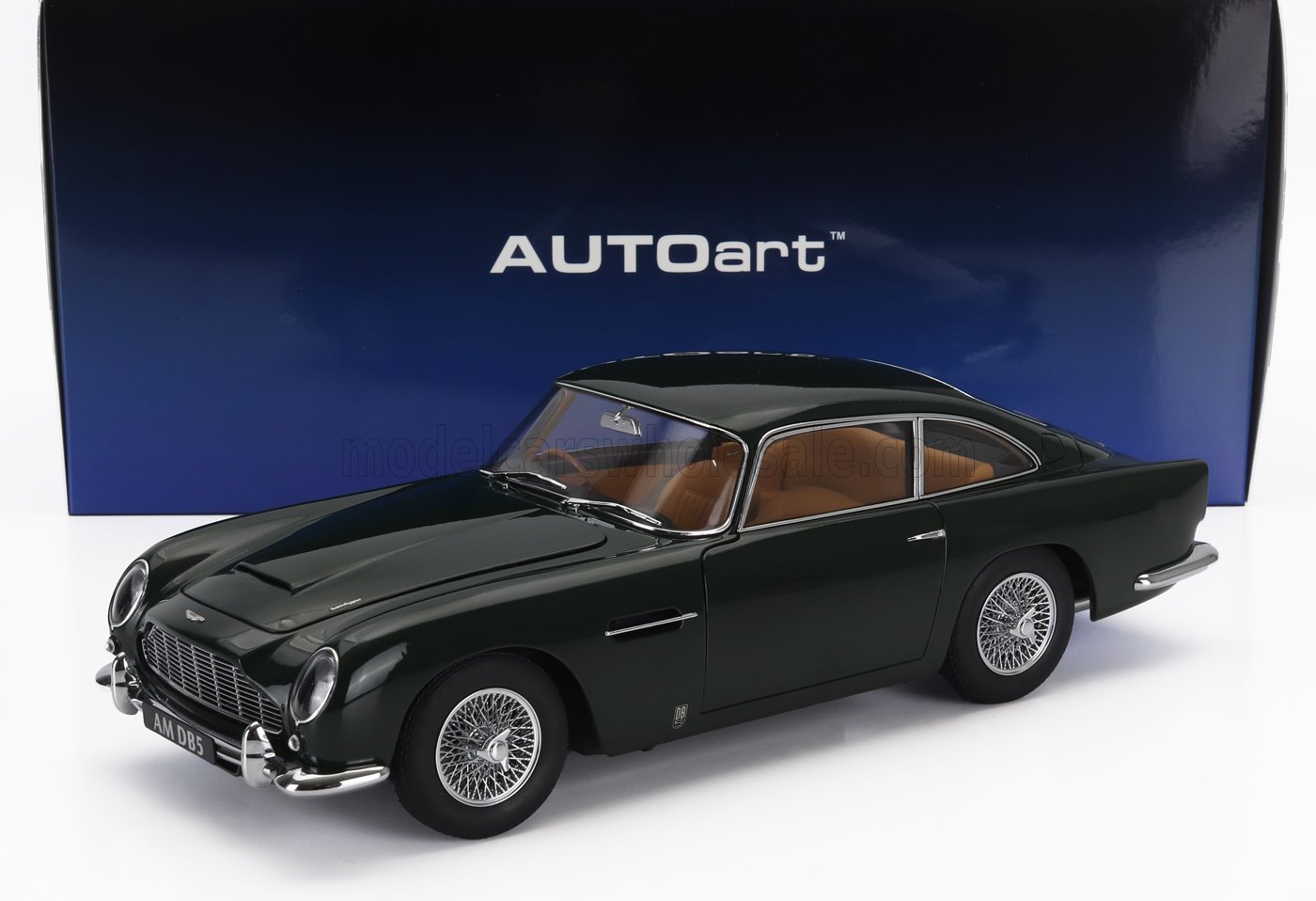 Modellino Aston Martin DB5 verde scuro di AUTOart con interni color cuoio, disponibile su Vroomi.