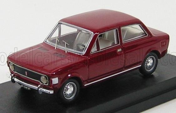 Modellino di auto compatta vintage rossa su espositore nero, in vendita sulla piattaforma Vroomi.