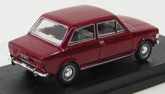Modellino di auto vintage a quattro porte rossa su espositore nero, disponibile sulla piattaforma Vroomi.