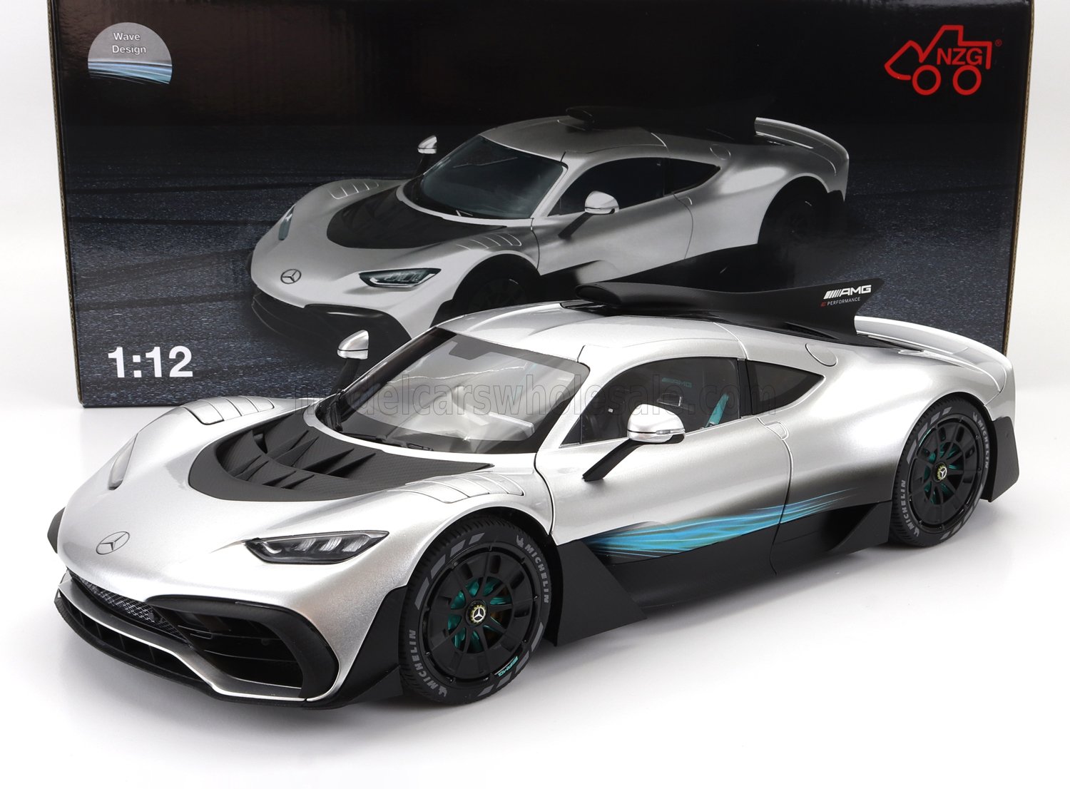 Modellino Mercedes AMG GT in argento in scala 1:12 con dettagli neri e design a onde blu, disponibile su Vroomi.