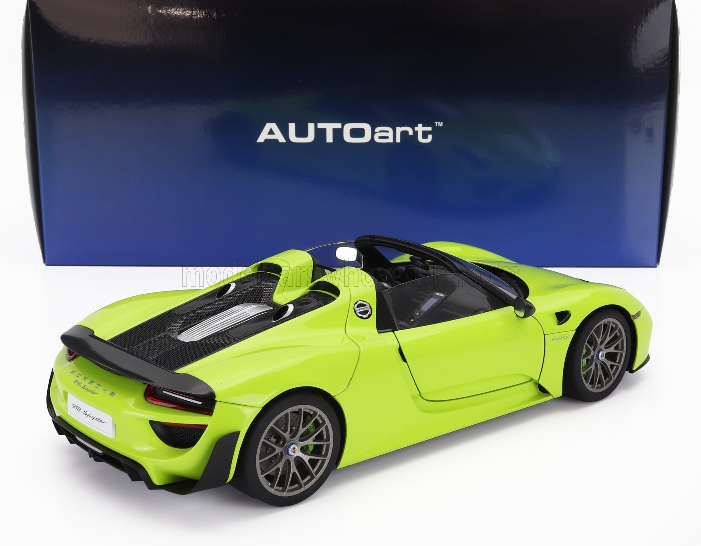 Modellino Porsche 918 Spyder verde lime con tetto aperto e motore dettagliato, esposto con scatola AUTOart, disponibile su Vroomi.