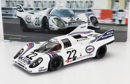 Modello di auto da corsa Porsche 917K bianca con livrea Martini Racing, numero 22, mostrata con uno sfondo di foto vintage di gare, disponibile su Vroomi.