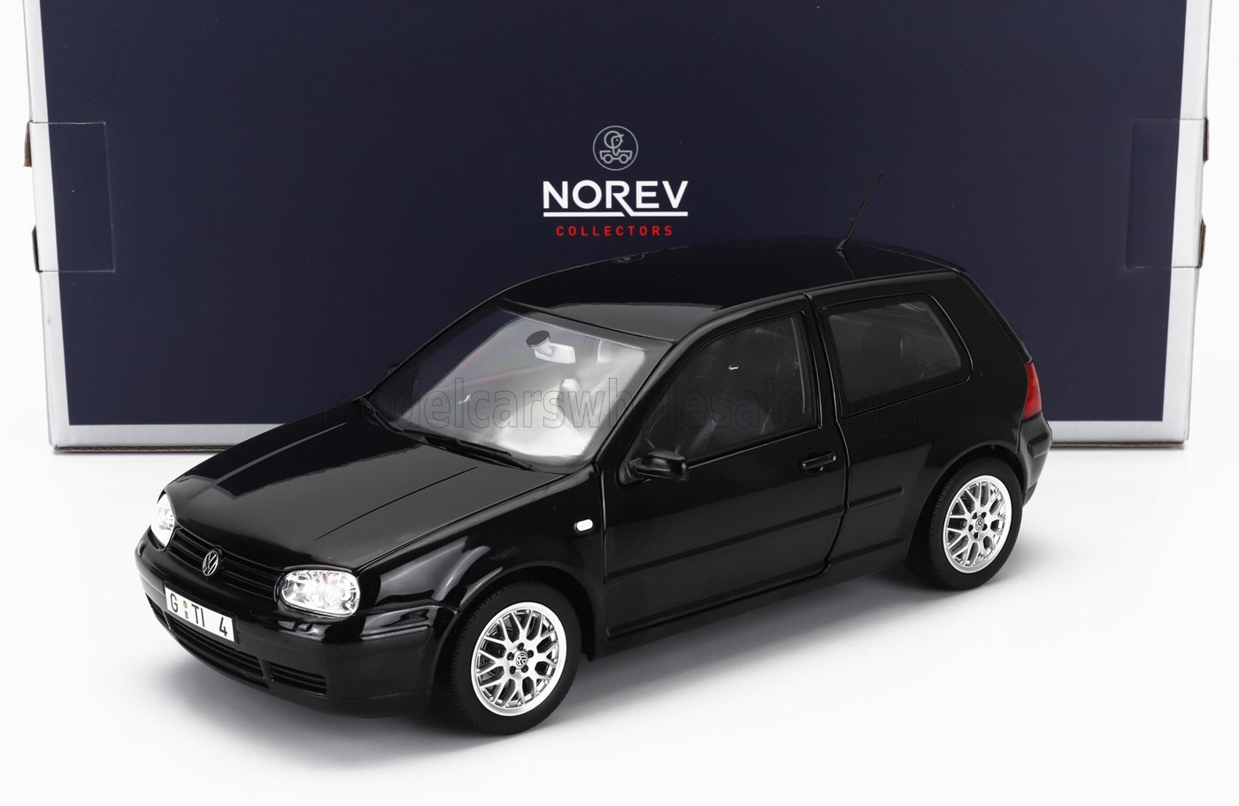 Modellino di Volkswagen Golf GTI nera di Norev Collectors con cerchi super dettagliati, disponibile su Vroomi.