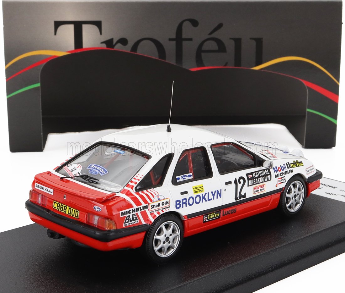 Modello in scala dell'auto da rally Ford Sierra XR4i degli anni '80 con livrea Brooklyn, disponibile sul negozio Vroomi.