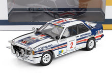 Modellino di auto da rally Rothmans Opel Ascona in scala 1/18 con adesivi degli sponsor, disponibile su Vroomi.