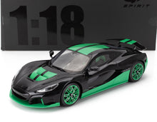 Modello in scala 1:18 di un'auto sportiva nera e verde con strisce da corsa e cerchi dettagliati, disponibile su Vroomi.
