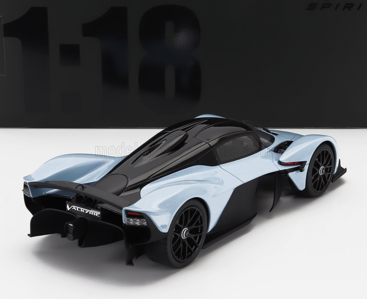 Modellino dell'Aston Martin Valkyrie in scala 1/18, nero e azzurro, con alettoni aerodinamici, disponibile su Vroomi.