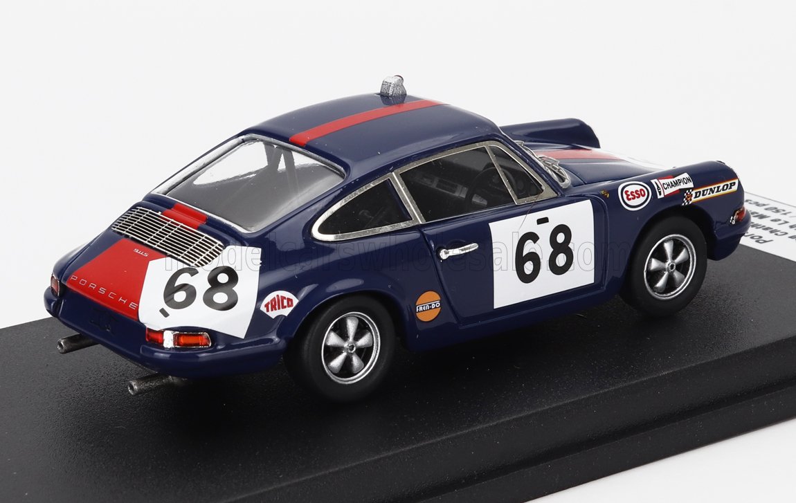 Modello vintage di auto da corsa Porsche 911S blu e rossa numero 68 con adesivi degli sponsor, in primo piano su Vroomi.