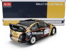 Modellino die-cast di auto da rally in scala 1:18, nero e oro, ora disponibile su Vroomi per i collezionisti.