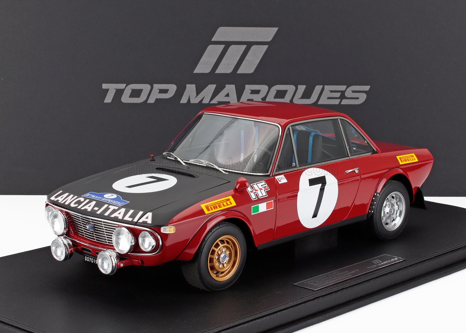 Modello vintage di auto da rally Lancia Italia rossa e nera con il numero 7, disponibile su Vroomi.