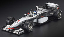 McLAREN - F1  MERCEDES MP4/13 N 8 CAMPIONE DEL MONDO POLE POSITION GIRO POLE POSITION E VINCITORE DEL GP DI MONACO (con figurina del pilota) 1998 MIKA HAKKINEN - ARGENTO NERO
