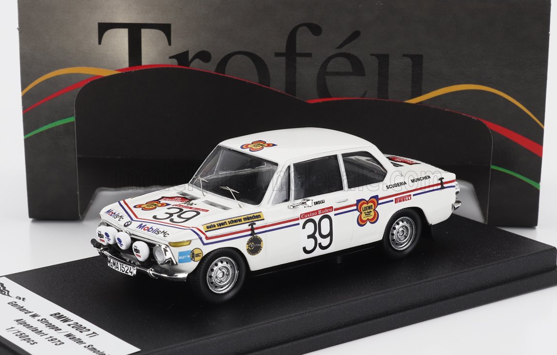 Modellino BMW 2002 TI bianco n. 39 con adesivi da corsa su supporto nero, disponibile su Vroomi.