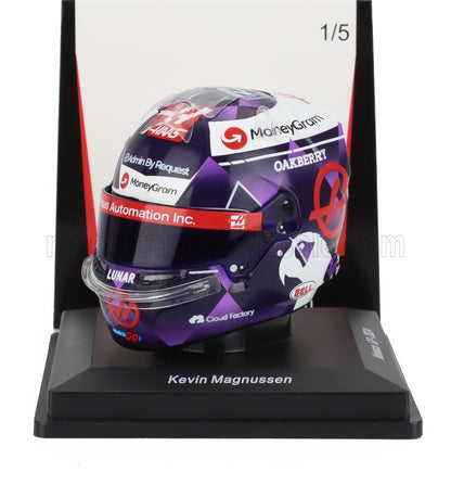 Casco da corsa replica Kevin Magnussen in viola con i loghi degli sponsor, esposto su un supporto, disponibile su Vroomi.