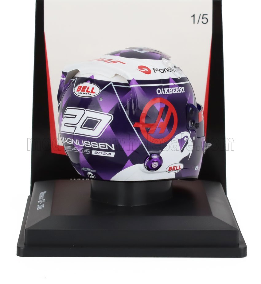 Casco replica F1 Kevin Magnussen 2024 in viola e bianco con logo Haas e Bell , disponibile su Vroomi.