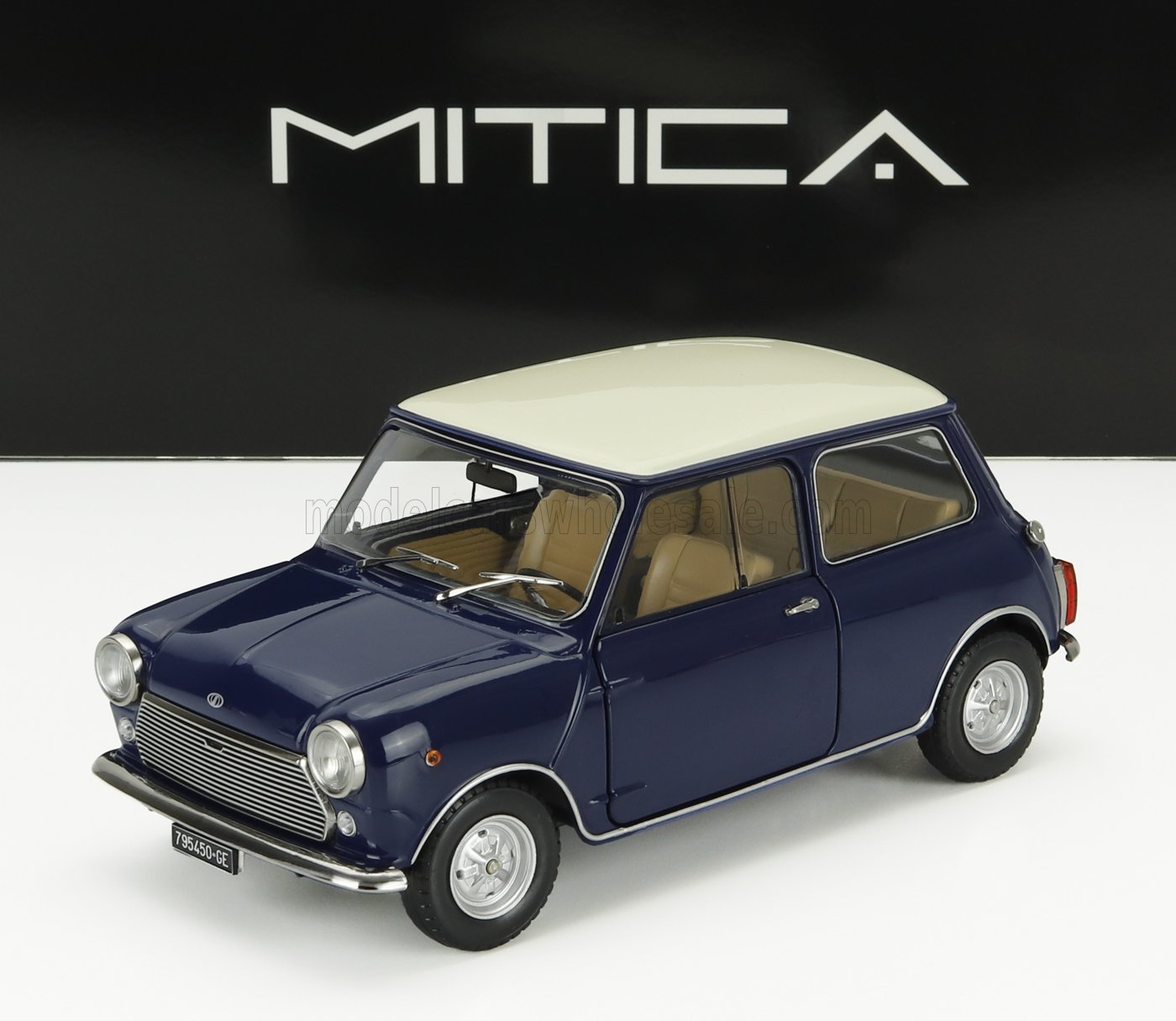 Modellino vintage della Mini Cooper blu navy e bianco, disponibile su Vroomi.