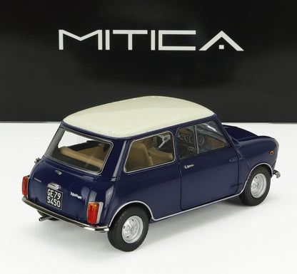 Modellino di Mini Cooper classica blu e bianca in esposizione, ora disponibile per l'acquisto tramite Vroomi.
