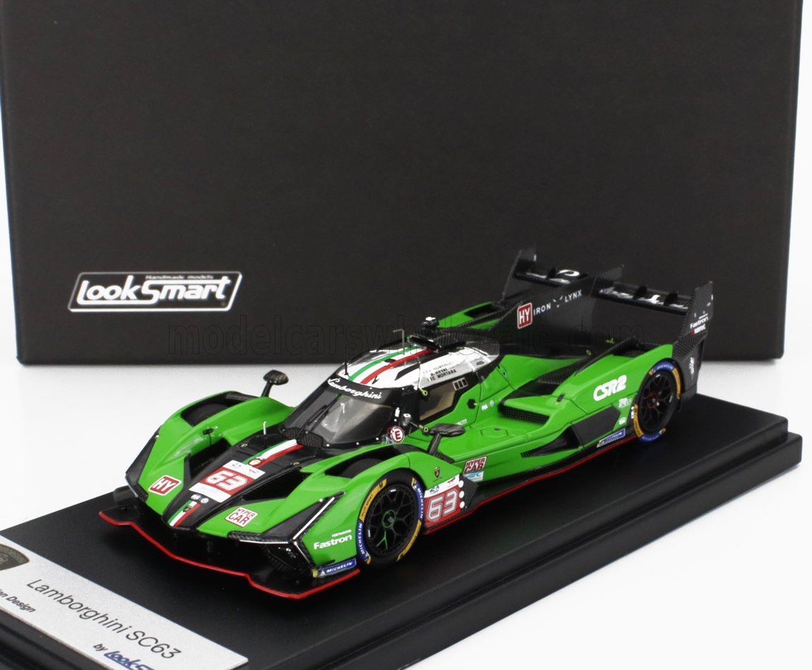 Modellino di auto da corsa Lamborghini SC63 verde su base espositiva, disponibile ora sulla piattaforma Vroomi.