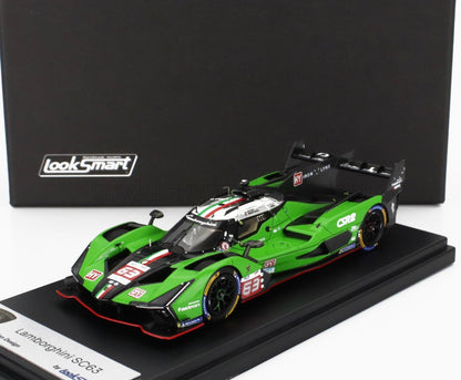 Modellino di auto da corsa Lamborghini SC63 verde su base espositiva, disponibile ora sulla piattaforma Vroomi.