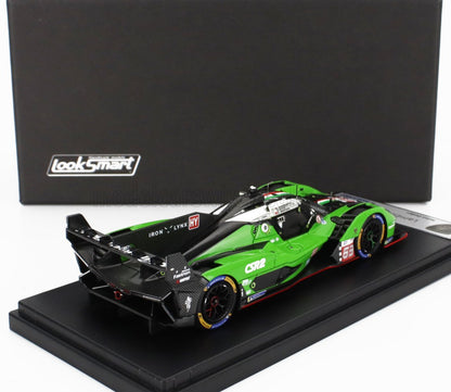 Modello di auto da corsa LookSmart CSR2 verde e nero su espositore, disponibile anche su Vroomi.