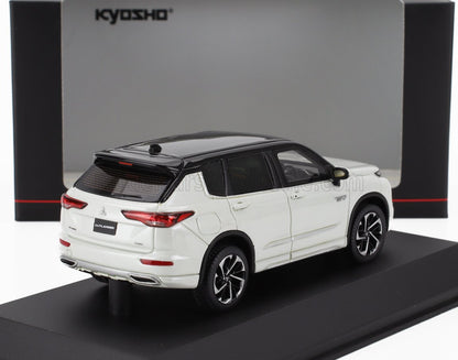 Modellino di Mitsubishi Outlander bianco con tetto nero su espositore, disponibile su Vroomi.