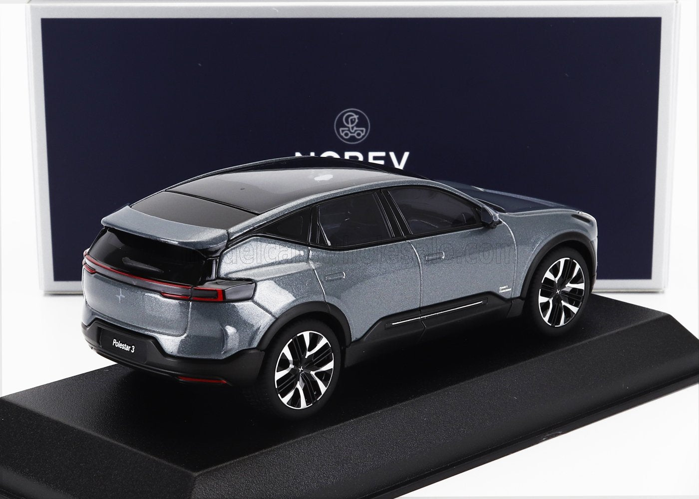 Modello SUV elettrico Polestar 3 grigio su espositore nero con scatola Norev, in vendita su Vroomi.