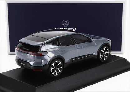 Modello SUV elettrico Polestar 3 grigio su espositore nero con scatola Norev, in vendita su Vroomi.