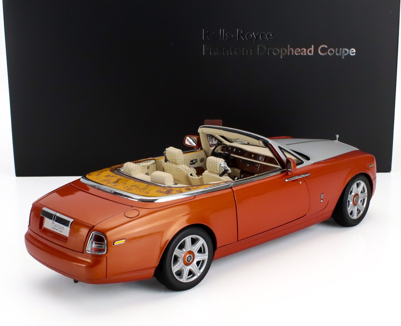 Modello convertibile Rolls-Royce Phantom Drophead Coupé arancione con interni beige, mostrato con disponibilità Vroomi.