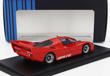 Modellino di auto Red Koenig C 62 su supporto nero con scatola espositiva a strisce blu, disponibile tramite Vroomi.