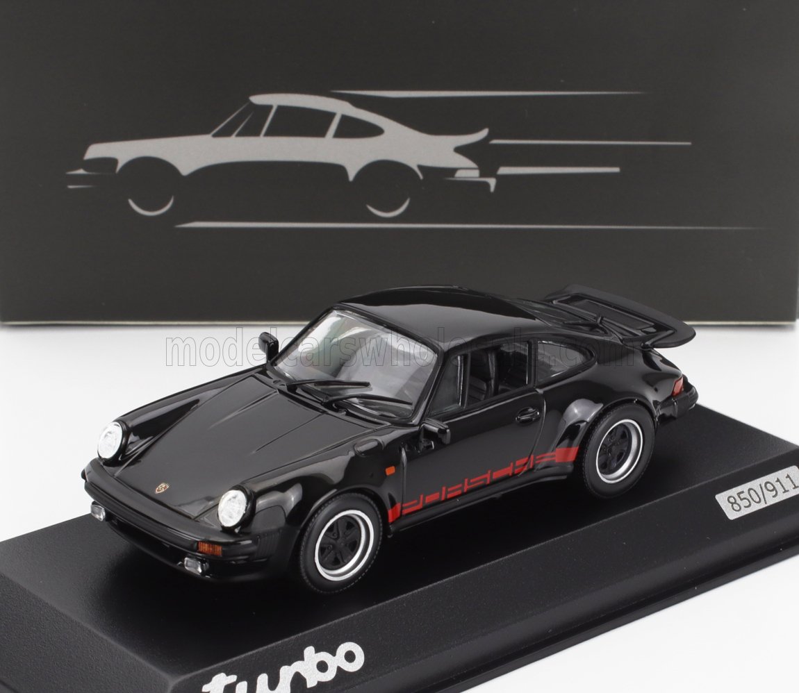 Modellino di Porsche 911 Turbo nera con striscia rossa su espositore, disponibile anche su Vroomi.