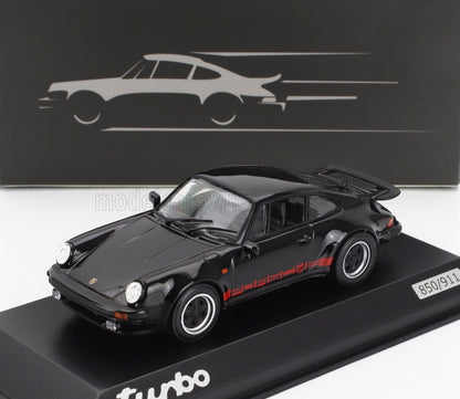 Modellino di Porsche 911 Turbo nera con striscia rossa su espositore, disponibile anche su Vroomi.