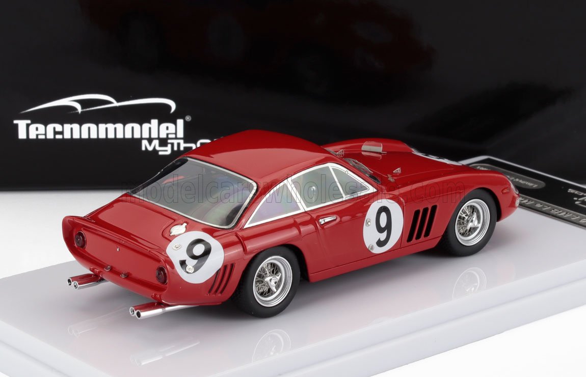 Modellino di auto da corsa classica Red Tecnmodel Mythos con il numero 9, esposto su base bianca, disponibile tramite Vroomi.