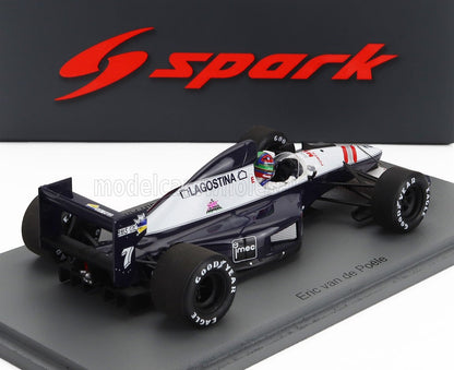 Modello in scala dettagliato dell'auto da corsa di Formula 1 bianca e nera di Eric van de Poele con i loghi degli sponsor, in mostra con il marchio Spark, disponibile su Vroomi.