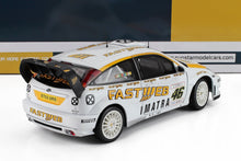 Modellino in scala 1/18 dell'auto da rally Ford Focus con livrea Fastweb, disponibile su Vroomi.