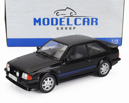 Modellino di auto Ford RS nera in scala 1:18, realizzato in metallo pressofuso con interni dettagliati, disponibile su Vroomi.
