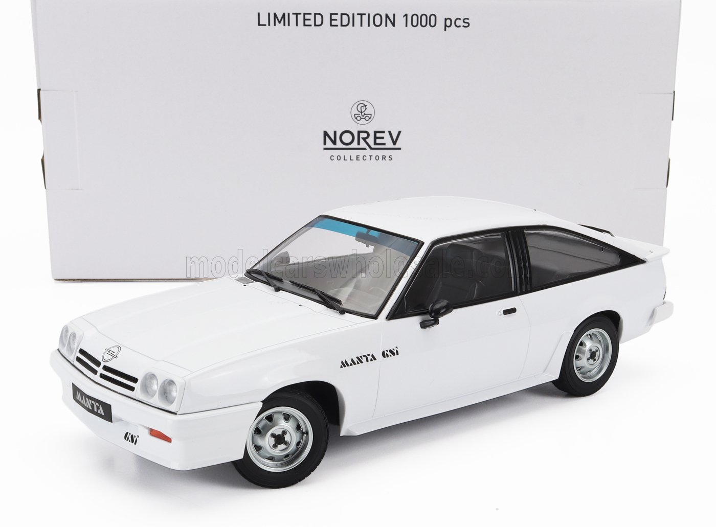 Modellino di Opel Manta GSi bianca di Norev, edizione limitata a 1000 pezzi, disponibile su Vroomi