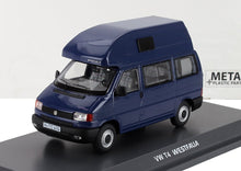 Modellino in scala di un camper VW T4 Westfalia blu su espositore, che puoi comprare tramite Vroomi.