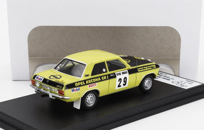 Modellino di auto da rally Opel Ascona Gr1 gialla con il numero 29, sponsor su base nera, disponibile su Vroomi.
