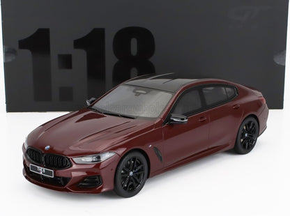 Modellino BMW THE 8 in scala 1:18 color marrone rossiccio con tetto e ruote neri, disponibile su Vroomi.