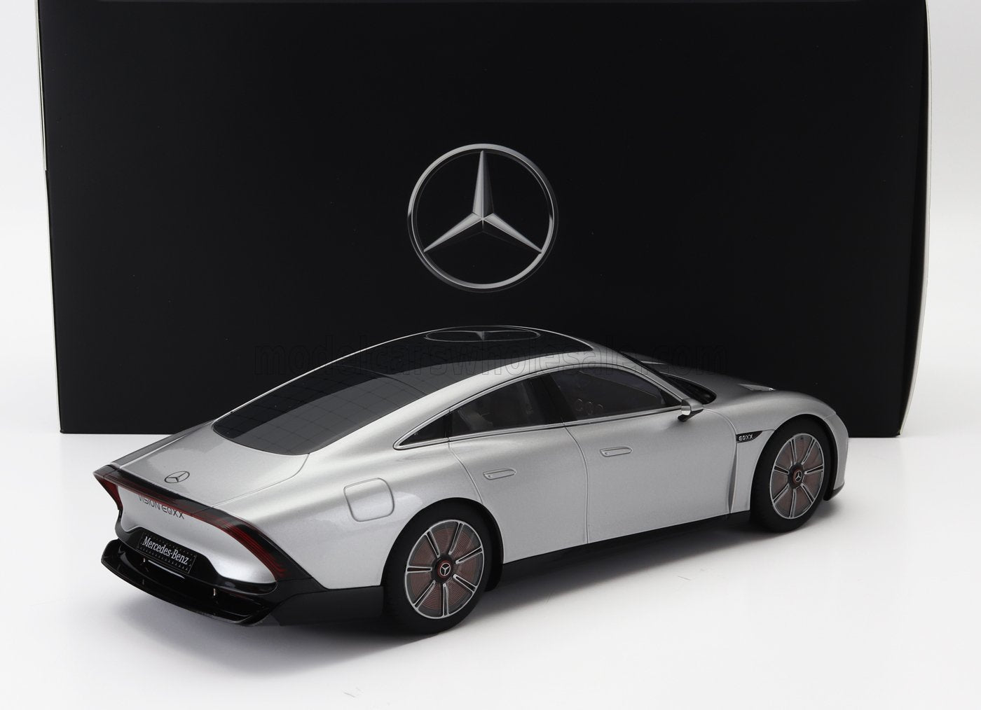 Modellino Mercedes-Benz Vision EQXX color argento esposto su uno sfondo nero con marchio, in vendita su Vroomi.