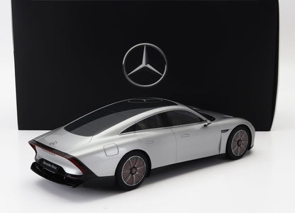 Modellino Mercedes-Benz Vision EQXX color argento esposto su uno sfondo nero con marchio, in vendita su Vroomi.