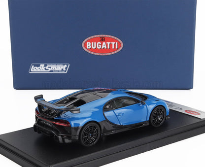 Modellino Bugatti Chiron blu e nero su base espositiva con scatola Bugatti, disponibile su Vroomi.