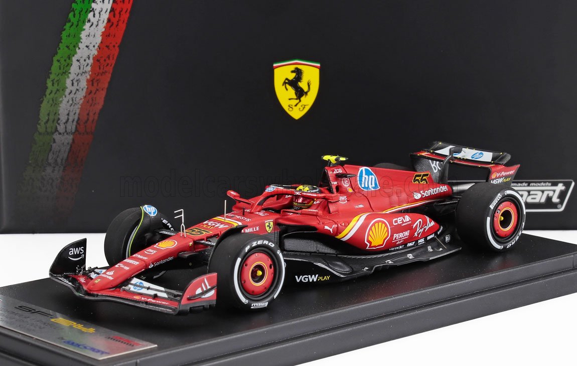 Modellino rosso della Ferrari SF-23 di Formula 1 con i loghi degli sponsor, esposto su un supporto nero, disponibile anche su Vroomi.