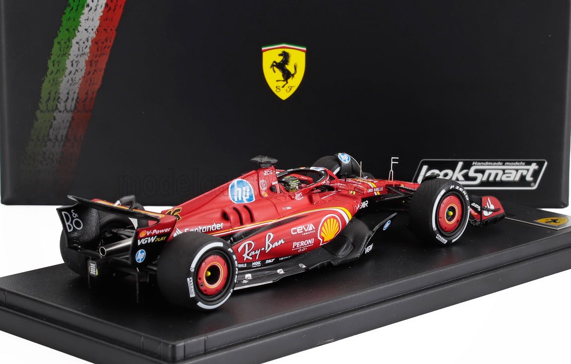 Modellino dettagliato di Ferrari F1 rossa con i loghi degli sponsor su un espositore, in vendita sulla piattaforma Vroomi.