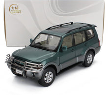 Modellino SUV Mitsubishi Pajero in scala 1:18, verde, da collezione e disponibile su Vroomi.